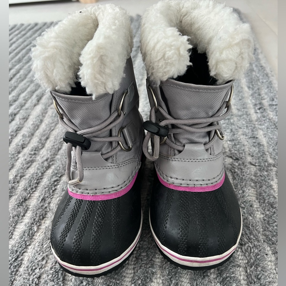 Sorel girl winter boots. Size 11 barely used